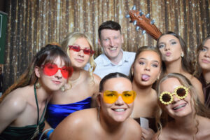 Grupno fotografiranje maturanata u Hotelu Podravina s profesorom.