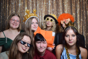 Fotografiranje većeg društva u Mirror Photo Boothu.