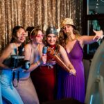 Gosti se fotografiraju ispred photo bootha u Hotelu Zlatan u Koprivnici.